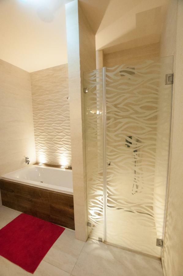 Prestige Apartment Комарно Екстер'єр фото