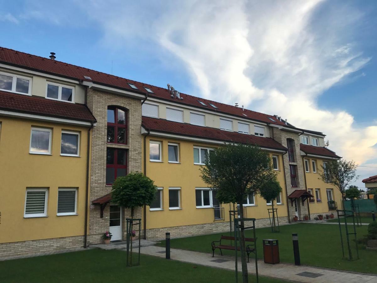 Prestige Apartment Комарно Екстер'єр фото